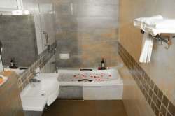 Super Deluxe with Bathtub HOTEL KINGSTON